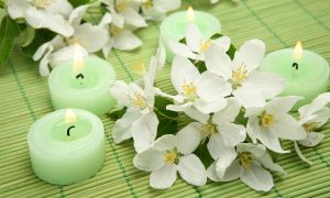 Как удалять пятна от воска свечи